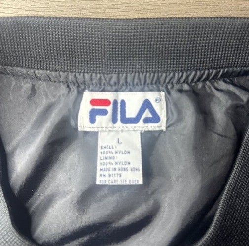 Pullover vintage Fila giacca a vento nero scollo a V logo ricamato scritta grande