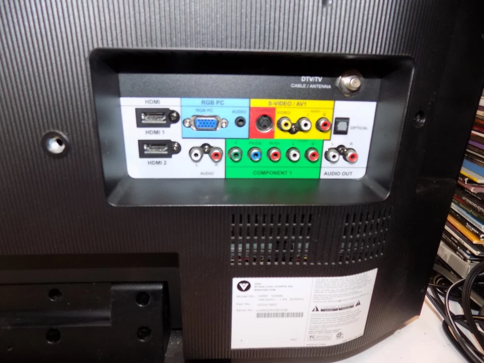 VIZIO 32-Inch 720p LCD HDTV VO320E with Remote - PC input / Audio Out - Image 4 of 4