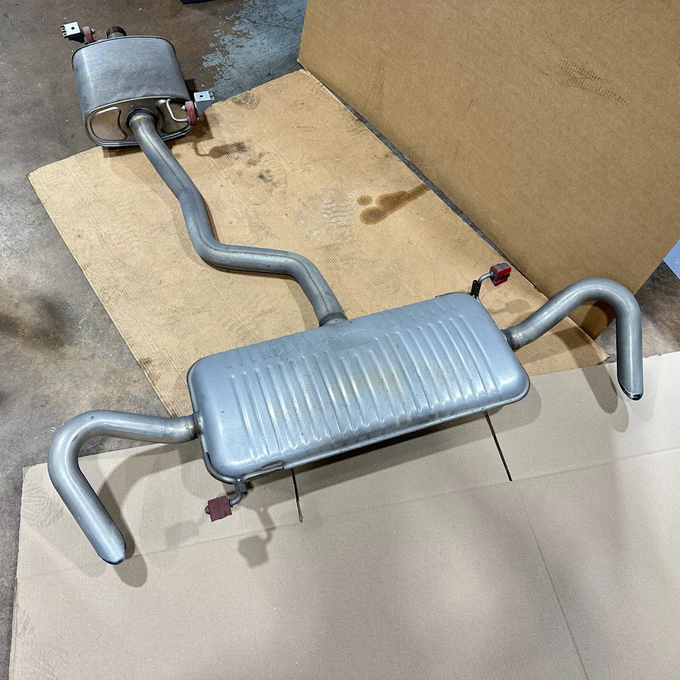 Conjunto de tubo de escape y silenciador Volkswagen Atlas 2021 OEM Foto 2 de 4