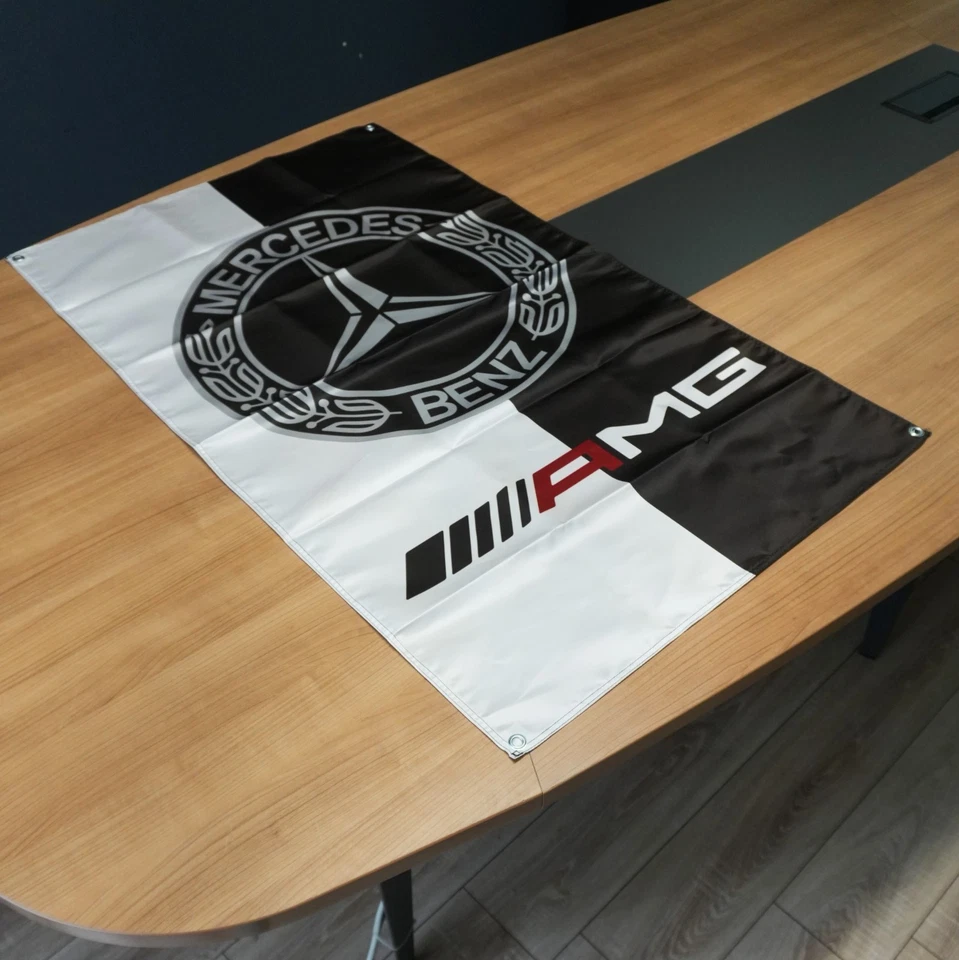 Mercedes-Benz AMG Heritage Flag – 70 × 120 cm (27,5” × 47,2”) Foto 4 de 4