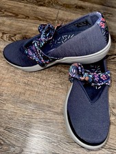 BZees Playful Bow Slip On Sneaker Shoe NEW Size 8 Navy Floral Bow