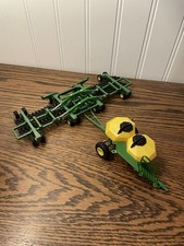 1/64 Ertl Granja Juguete John Deere 1890 JUEGO DE SEMBRADORA DE AIRE 1910 Carro de productos básicos
