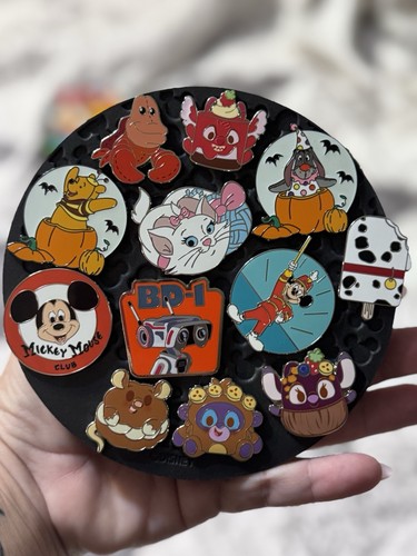 Disney Board mit 26 verschiedenen Trading Pins Diamond Backs NEU 2025 Stitch
