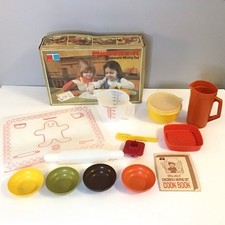 Vintage 1979 Tupperware Toys Mini Mix It Childrens Mixing Set with Box Extras