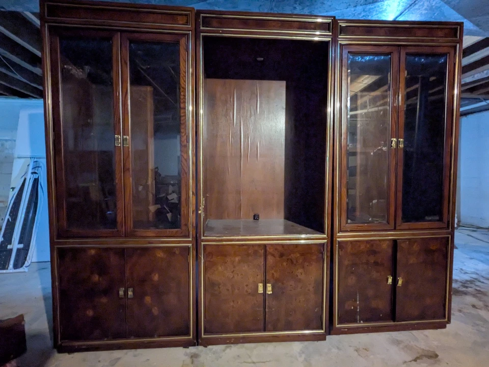 Gabinete de China de Tres Piezas con Expositor de Vidrio y Estantes de Armario Foto 2 de 4