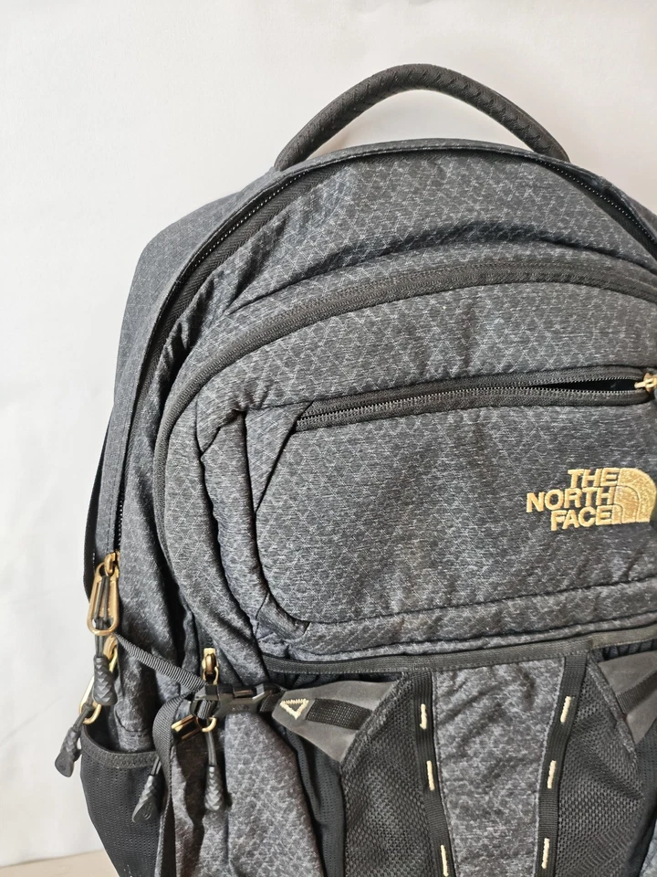 Mochila The North Face TNF Recon preta cinza FlexVent laptop mochila logotipo dourado - Imagem 3 de 4