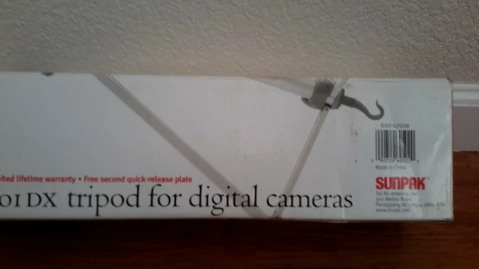 Sunpak 7001DX (620-070Dx) Medium Duty Tripod/pan head Exctended 58.3" Weigt 2.9L - Image 2 of 4