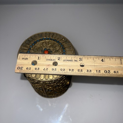 Caja de baratijas de latón vintage ornamentada Tíbet Nepal bote con tapa coral turquesa - Imagen 15 de 15