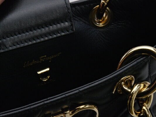 トートバッグ SALVATORE FERRAGAMO Black Leather Handbag SALVATORE FERRAGAMO Gancio City Black Leather Large Tote Bag