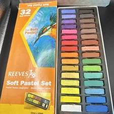 Reeves 32 Half Stick Soft Pastel Chalk Set in Box Good Condition