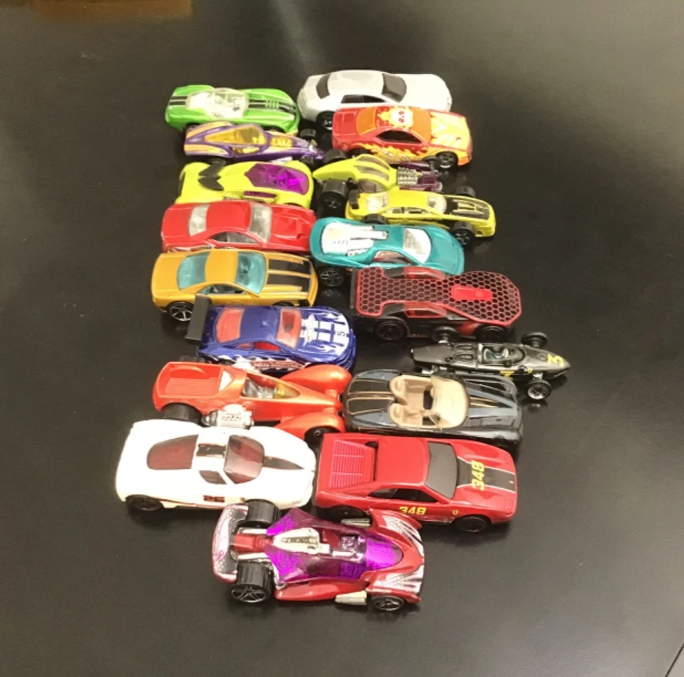 Lotto di 18 Macchinine Hot Wheels - Immagine 2 di 2