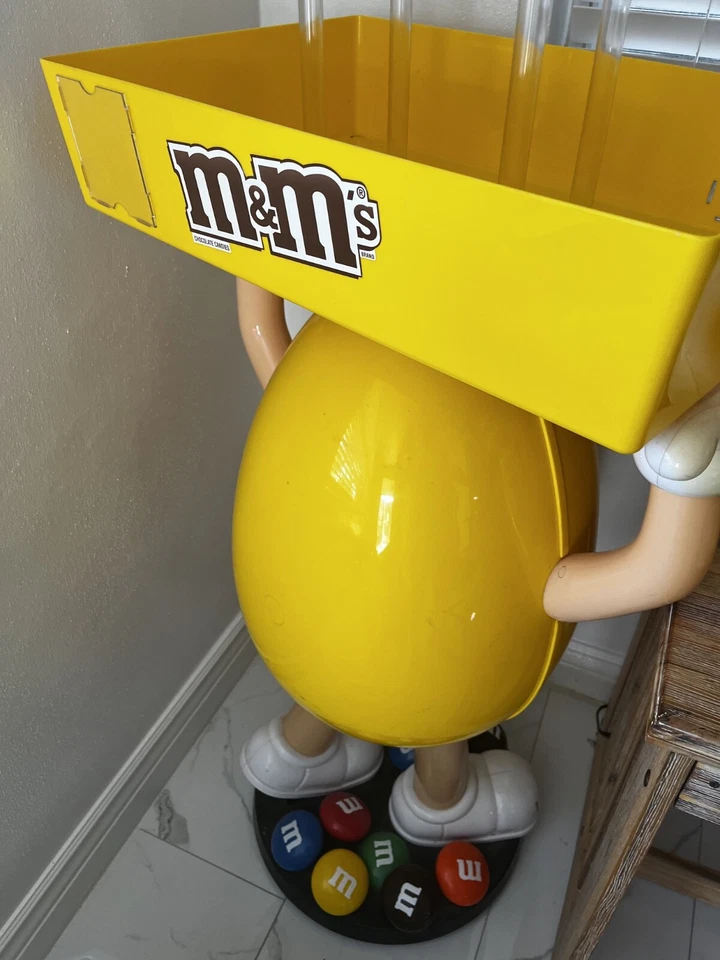 Carro de dulces M&M amarillo usado con bandeja estatua de plástico sobre ruedas Foto 3 de 3