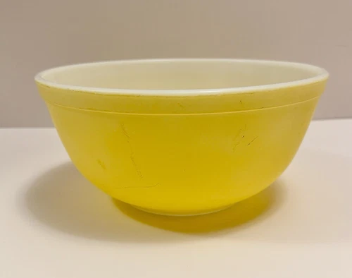 Coveted Vintage Pyrex #403 (1956-1962) Yellow 2.5 Qt. 8.5 Inch Mixing Bowl U.S.A