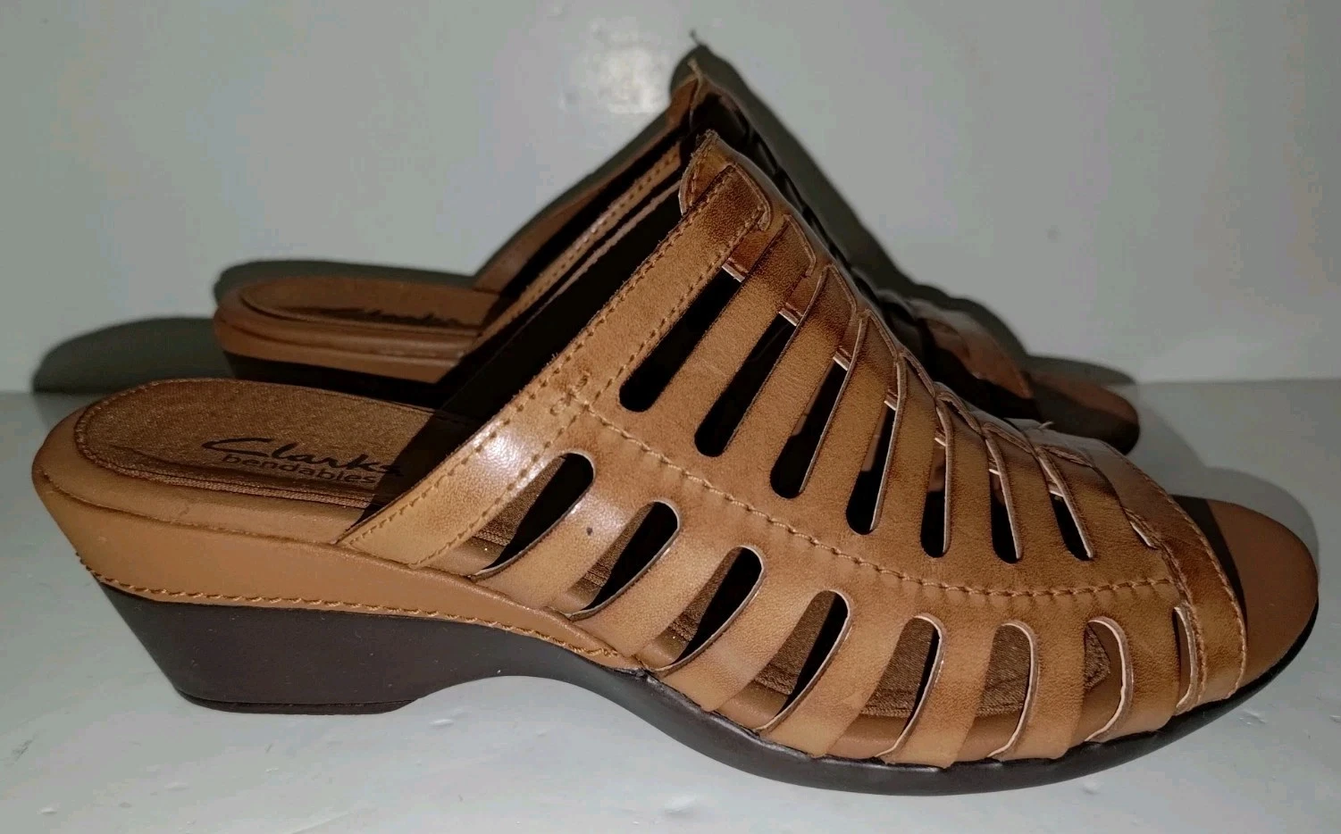 Clarks Bendables Bermuda donna sandalo con zeppa e tomaia in pelle marrone misura 8 5M