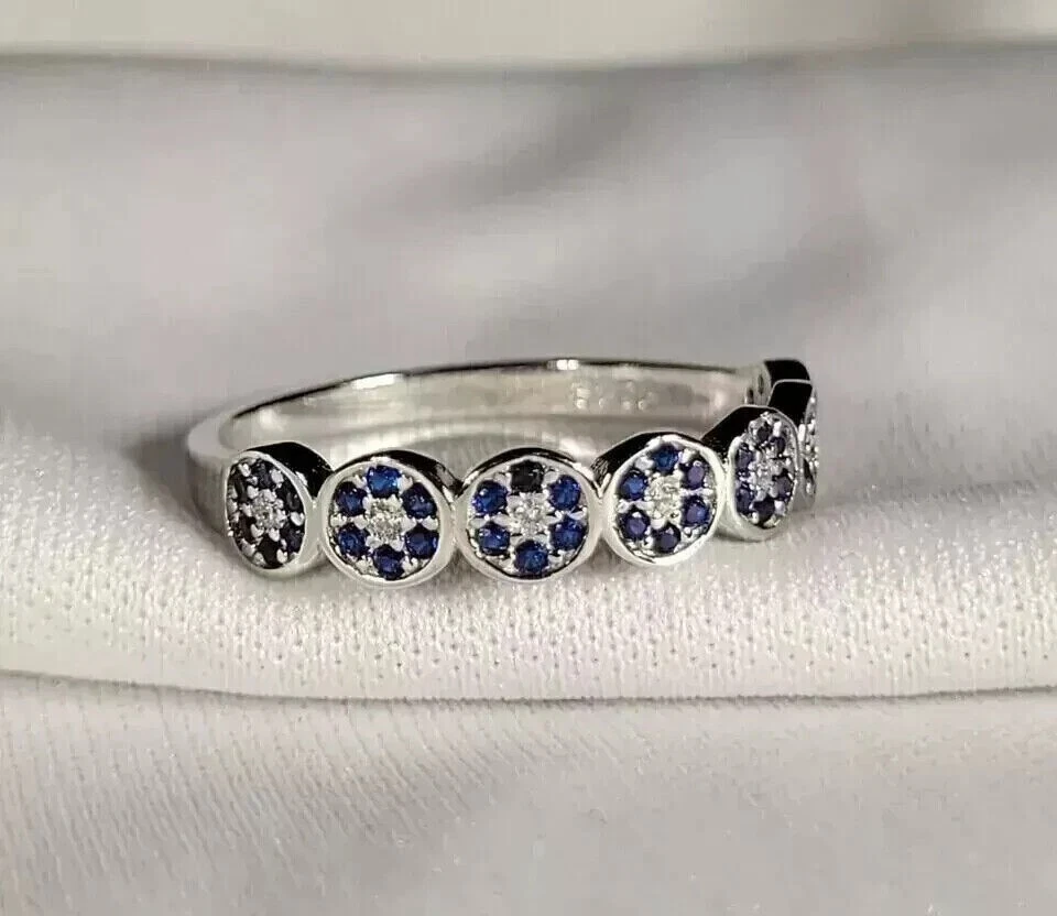 Anillo de compromiso de zafiro azul creado en laboratorio de corte redondo de 2 quilates enchapado en oro blanco de 14 quilates Foto 3 de 4