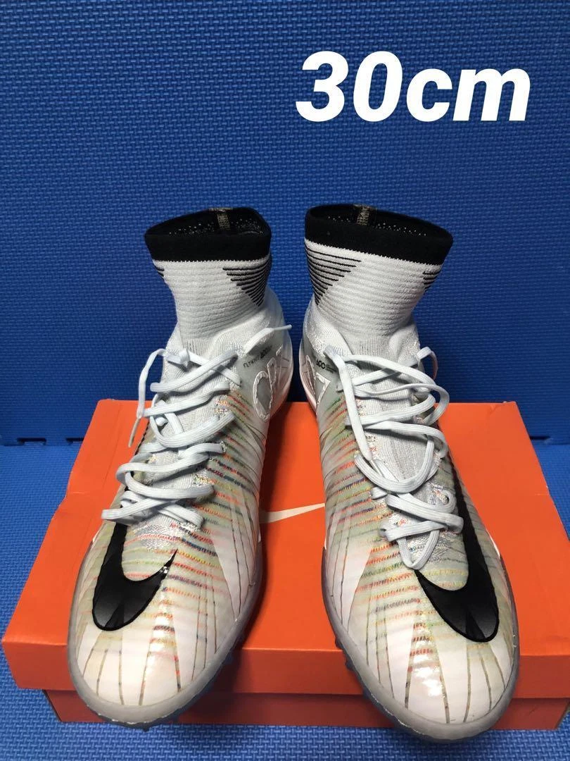 White cr7 soccer clearance cleats