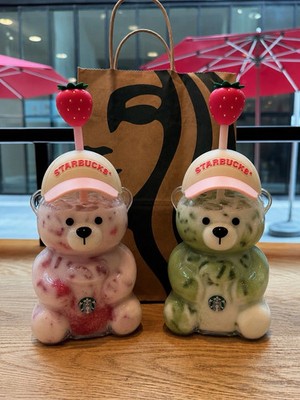Starbucks 100 % authentischer  Bearista -Becher mit Baseballkappe mit Erdbeer-Mo