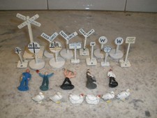HUGE LOT OF VINTAGE METAL TRAIN ACCESSORIES SIGNS, PEOPLE, ANIMALS SU39