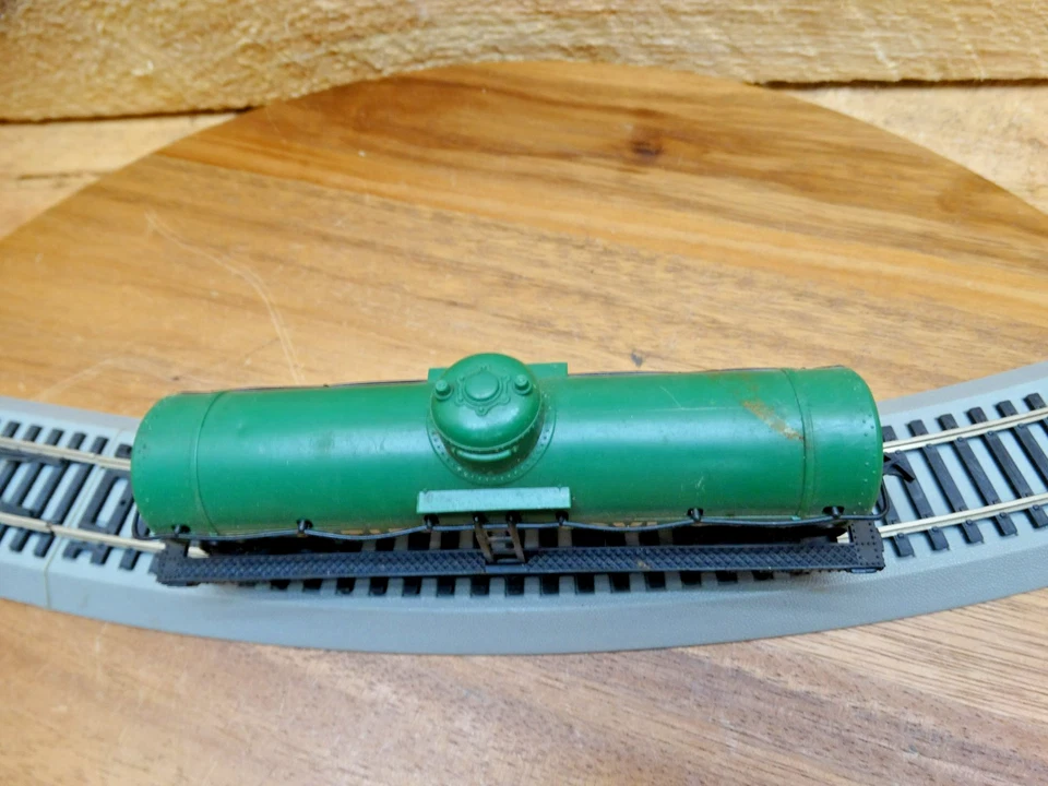 Atlas HO Scale 40' Cities Services CSOX 2645 Single Dome Tank Car - Image 2 of 4