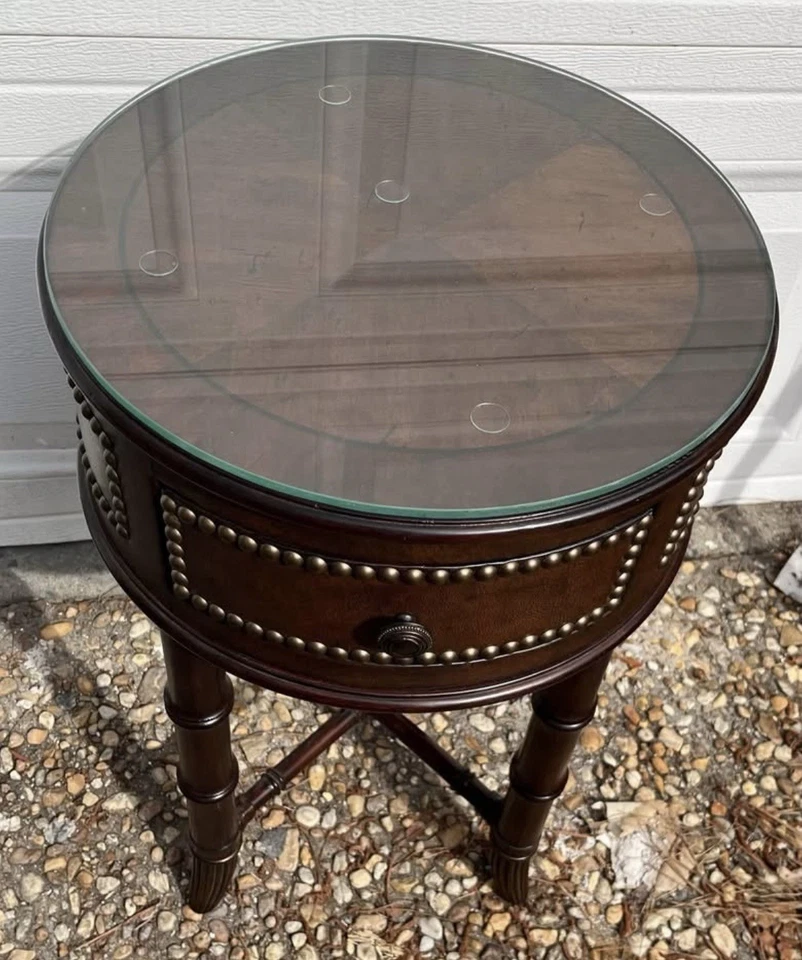 Tommy Bahama 小号圆形木制带皮革鼓边桌 24 英寸 x 15 英寸 — 第 3/4 张图片