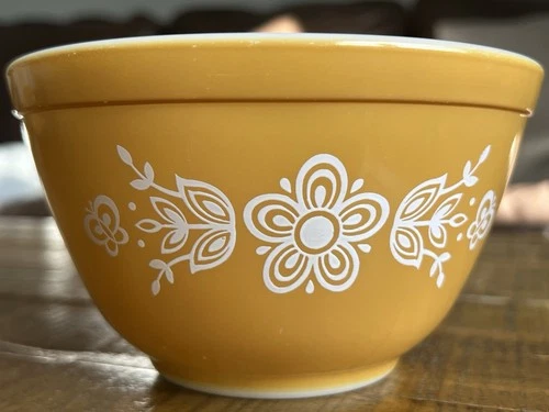 Vintage MCM Pyrex Butterfly Gold 1 ½ Pint #401 Mixing Nesting Bowl Mustard White