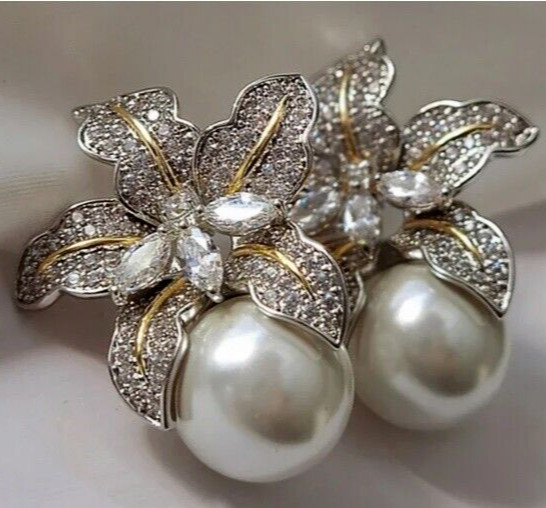 Zara perlenfarbene Blumen Ohrstecker mit zarten silbernen Blättern Abverkaufspreis