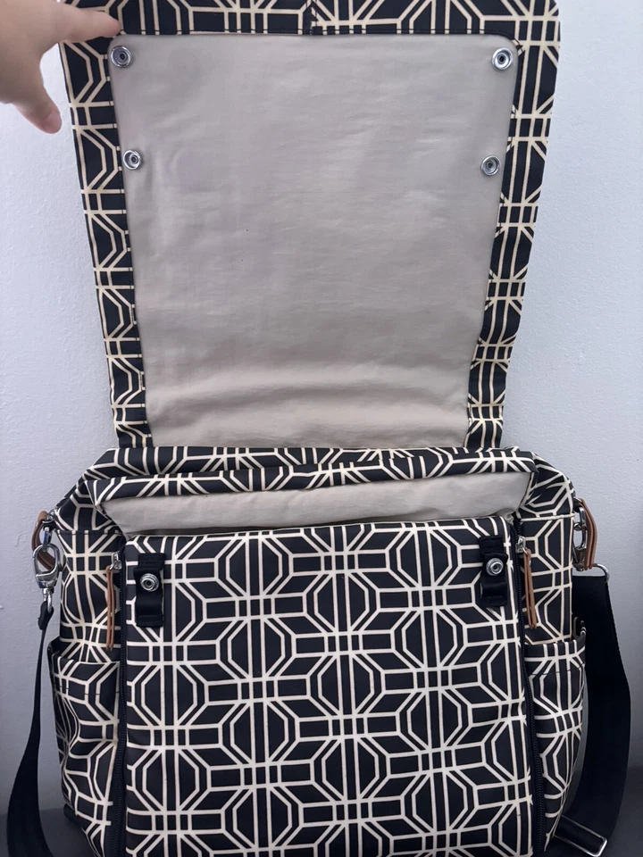 Mochila bolsa de pañales cuadrada con fondo de pepinillo de petunia negra y beige geométrica Foto 3 de 4