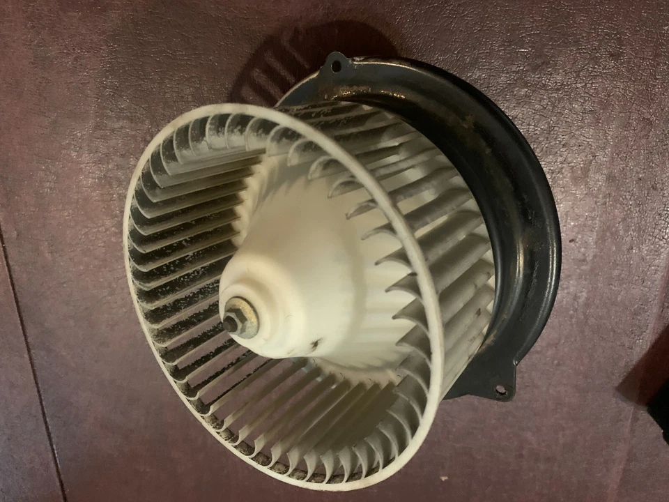 Clásico Saab 900 1993 sedán hatchback y convertible calefacción y motor soplador de aire acondicionado Foto 2 de 4