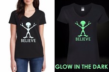 Camiseta Believe con cuello en V para dama Alien UFO Brilla en la oscuridad Camiseta Paz para mujer