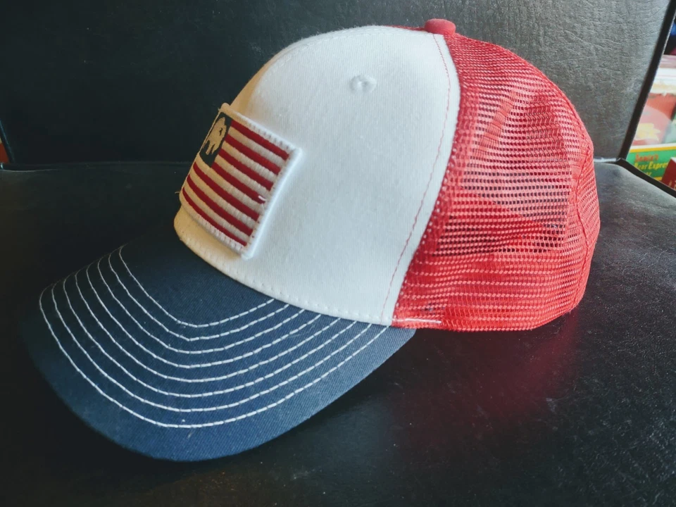 Sombrero ajustable con logotipo de bandera de EE. UU. BISONONON COOLERS rojo blanco y azul para hombre 🦬🇺🇲 Foto 2 de 4
