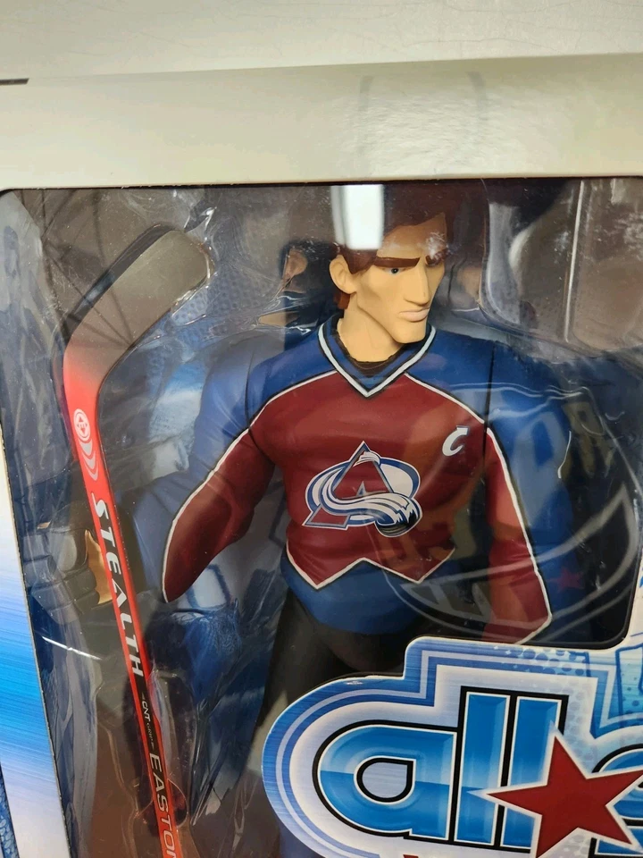 Figura de hockey de vinilo All Star de Upper Deck: Joe Sakic (jersey borgoña y azul) Foto 3 de 4