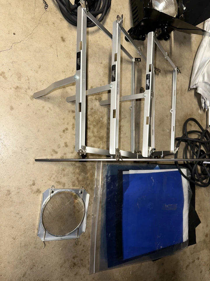 2X Lowel Omni 500 W Light Kit with Stand, Accessories and Hard Case + EXTRAS - Image 3 of 4
