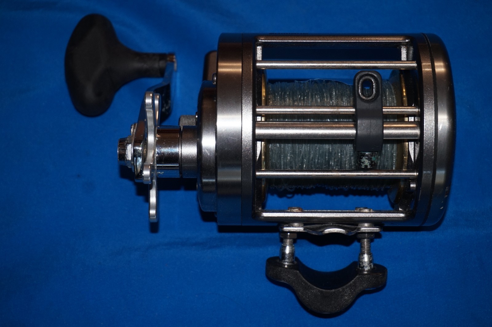 Shimano Tekota TEK800 RH Conventional Reel With Rod Mount 80