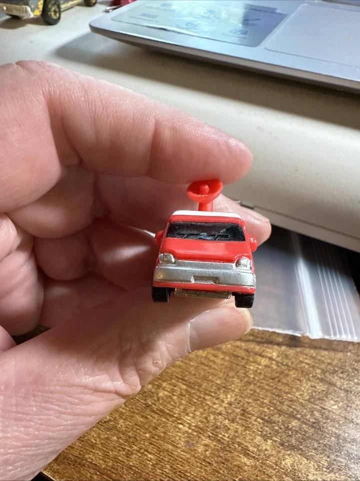 Mini furgoneta TV Hot Wheels muy pequeña con plato rojo marcado TV 14 noticias Foto 2 de 4