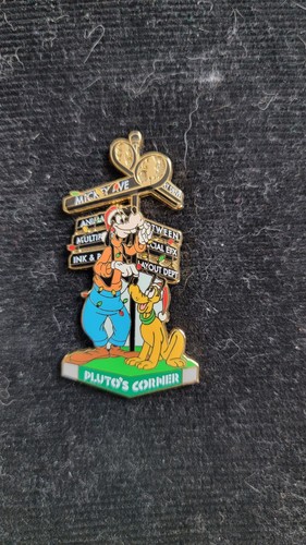Disney DEC Pluto and Goofy in Santa Hats at Pluto's Corner LE 150 Pin - Picture 1 of 1