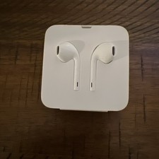 Genuine APPLE EarPods Wired In-Ear Canal 3.5mm Plug- Built in Remote White