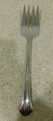 Oneida Rushmore Large Serving Fork 8.25'' .