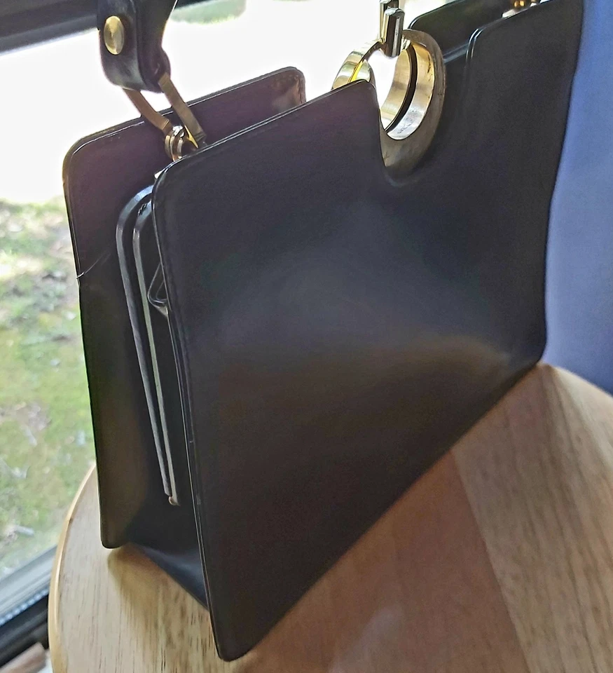 Bolso de mano vintage de cuero negro con interior de cuero rojo, espejo estilo años 50 60 Foto 4 de 4