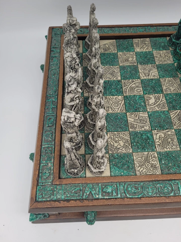 Aztec Mayan & Conquistadors Calendar Malachite/Wood Green Chess Set Complete VTG - Image 2 of 4