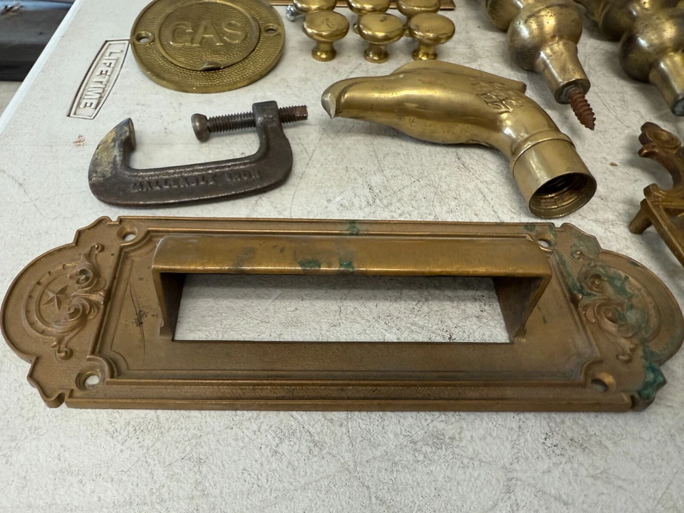 VINTAGE DRAWER PULLS, HARDWARE, DOOR KNOCKER MIXED LOT  - Image 4 of 4