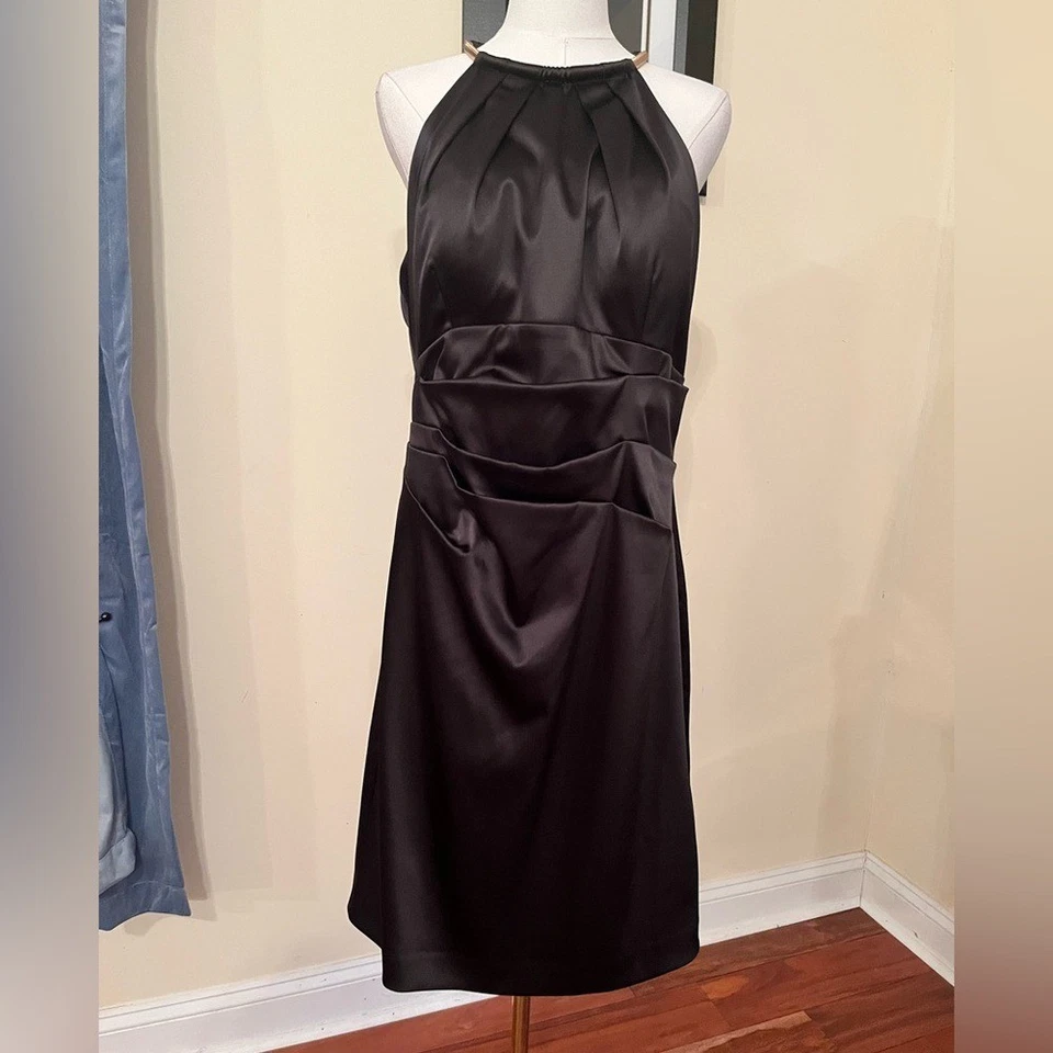 Vestido de cóctel Eliza J negro satinado Foto 2 de 4