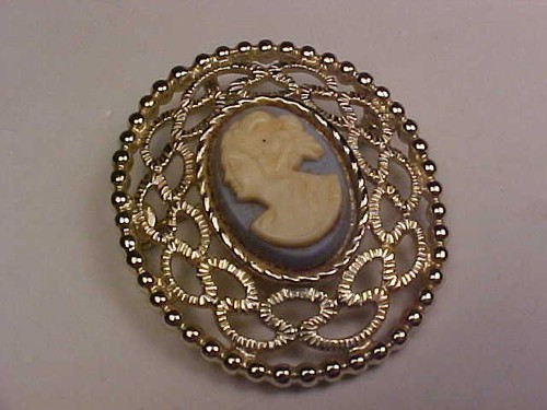 Vintage Sarah Coventry "Cameo Lace" (1957) Brooch & Earrings Set - Picture 3 of 7