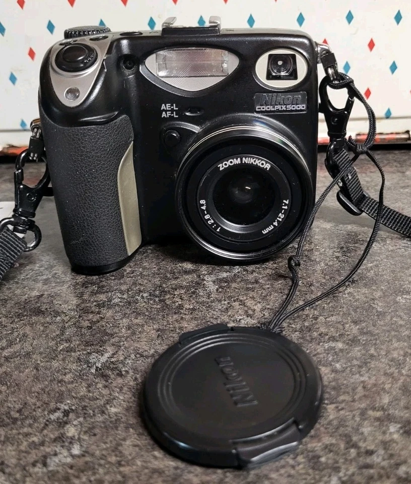 Nikon Coolpix 5000 Digital Camera 5MP WORKS HAS CHARGER & BATTERY + MEMORY CARD - Image 3 of 4