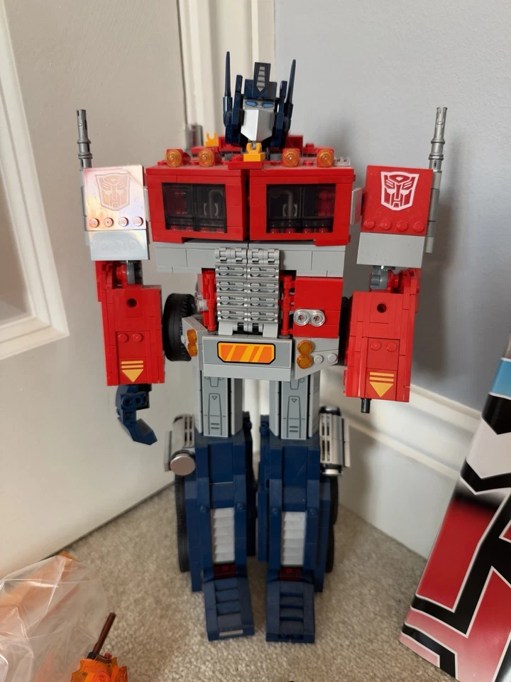LEGO Icons 10302 Optimus Prime, photo 2 of 5