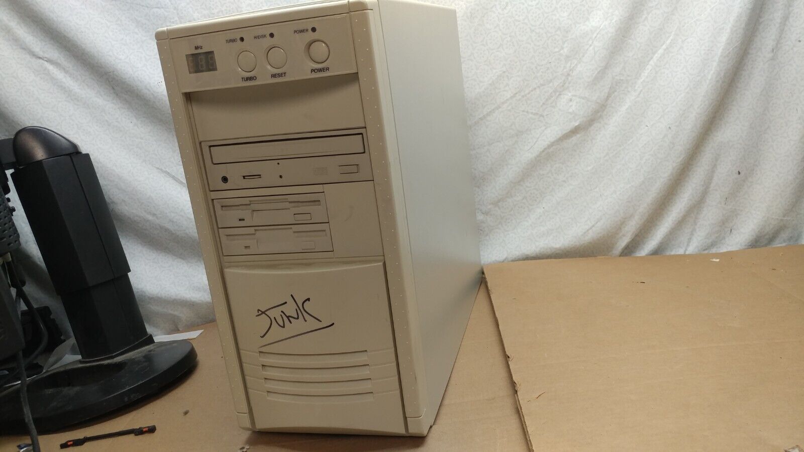 Vintage 1996 Desktop PC Computer Tower intel Pentium S CPU 133 MHz 32 MB SCSI