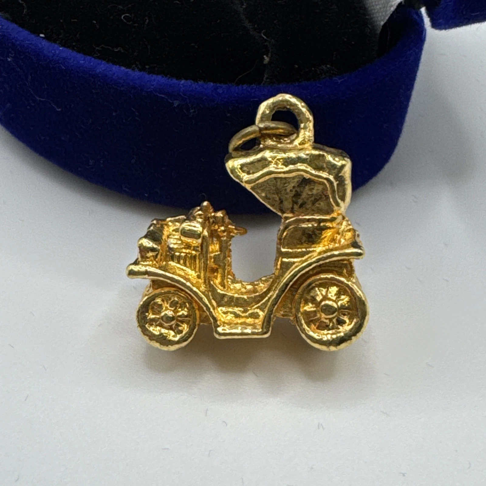 Bijoux Fantaisie Pendentif Ancienne Voiture Doré (sans la boite)