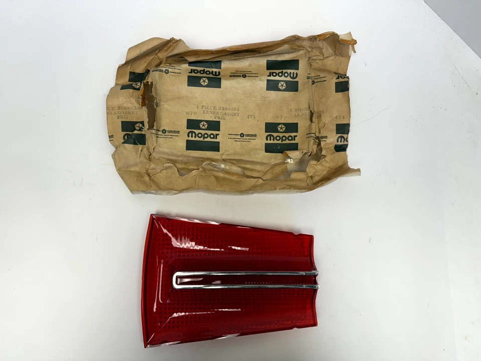 Dodge Monaco 1966 luz trasera izquierda lado del conductor luz trasera exterior lente 2586535 nuevo de stock Foto 2 de 4