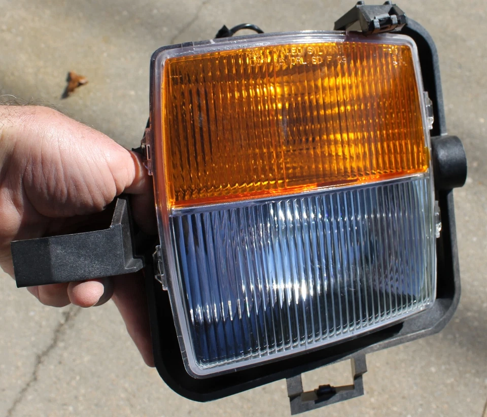 OEM GM NUEVO 2003-2007 Cadillac CTS Drivers luz antiniebla izquierda/señal de giro 25742395 Foto 2 de 4