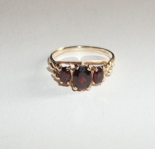 Vintage 14K Gold Red Garnet 3 Stone Ring Size 7  2.58 Grams