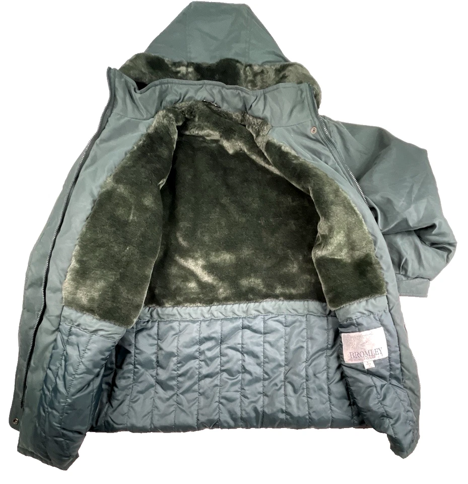 Chaqueta deportiva Bromley para mujer grande con capucha piel sintética Parka abrigo termolite verde Foto 3 de 4